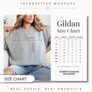 Pu&ograve; includere: Felpa girocollo Gildan grigio chiaro con tabella taglie. La tabella mostra le misure in pollici per le taglie dalla S alla 5XL. L'immagine include il testo "TRENDSETTER MOCKUPS" e "REAL PEOPLE, REAL PRODUCTS".