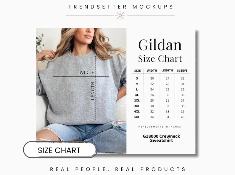 Pu&ograve; includere: Felpa girocollo Gildan grigio chiaro con tabella taglie. La tabella mostra le misure in pollici per le taglie dalla S alla 5XL. L'immagine include il testo "TRENDSETTER MOCKUPS" e "REAL PEOPLE, REAL PRODUCTS".
