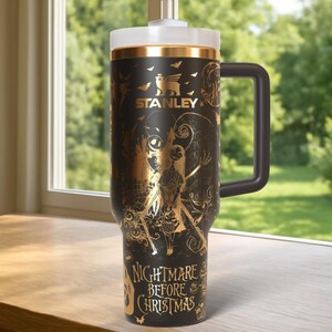 Puede incluir: Un juego de tres tazas de cer&aacute;mica con acabado mate moteado. Las tazas son de color crema, gris claro y gris oscuro. Cada taza tiene un dise&ntilde;o simple y minimalista.