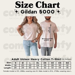 Pu&ograve; includere: Tabella delle taglie per t-shirt unisex Gildan 5000 in cotone pesante. La tabella mostra le misure di larghezza e lunghezza in pollici per le taglie dalla S alla 5XL. Sono mostrati un modello femminile che indossa la taglia M e un modello maschile che indossa la taglia L.