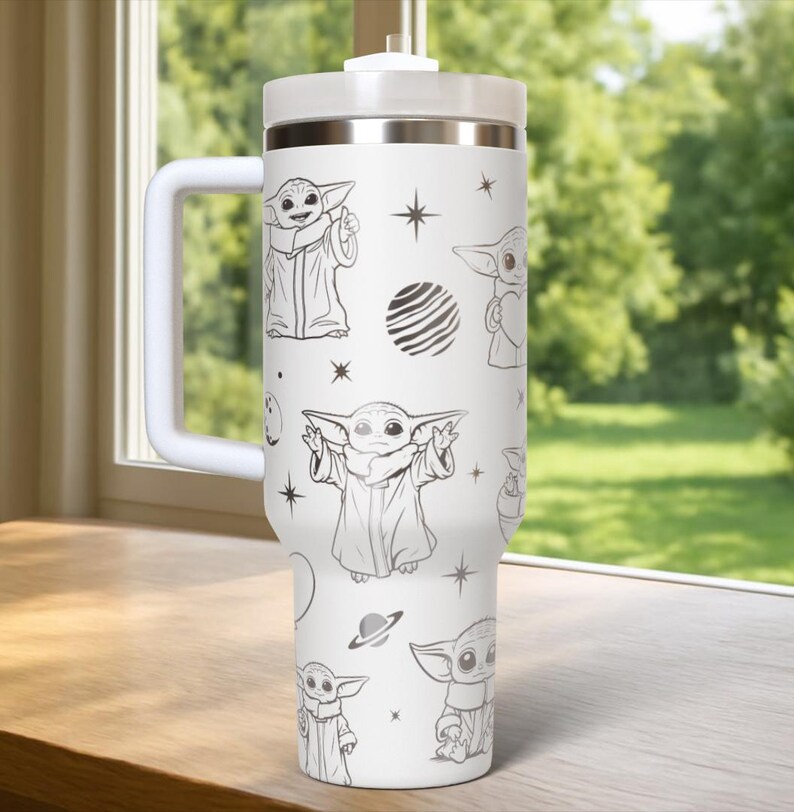 Puede incluir: Vaso t&eacute;rmico blanco con asa, con un patr&oacute;n repetido de un personaje de dibujos animados en varias poses, junto con estrellas y planetas. El vaso tiene una tapa y un asa blancas, y una banda plateada cerca de la parte superior.