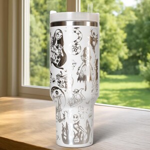 Puede incluir: Una taza de cer&aacute;mica blanca con un asa negra y el texto "But First, Coffee" en negro, en negrita. La taza est&aacute; sobre una superficie blanca.