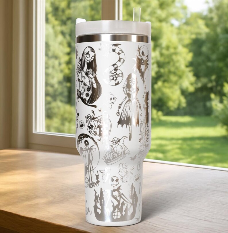 Puede incluir: Una taza de cer&aacute;mica blanca con un asa negra y el texto "But First, Coffee" en negro, en negrita. La taza est&aacute; sobre una superficie blanca.