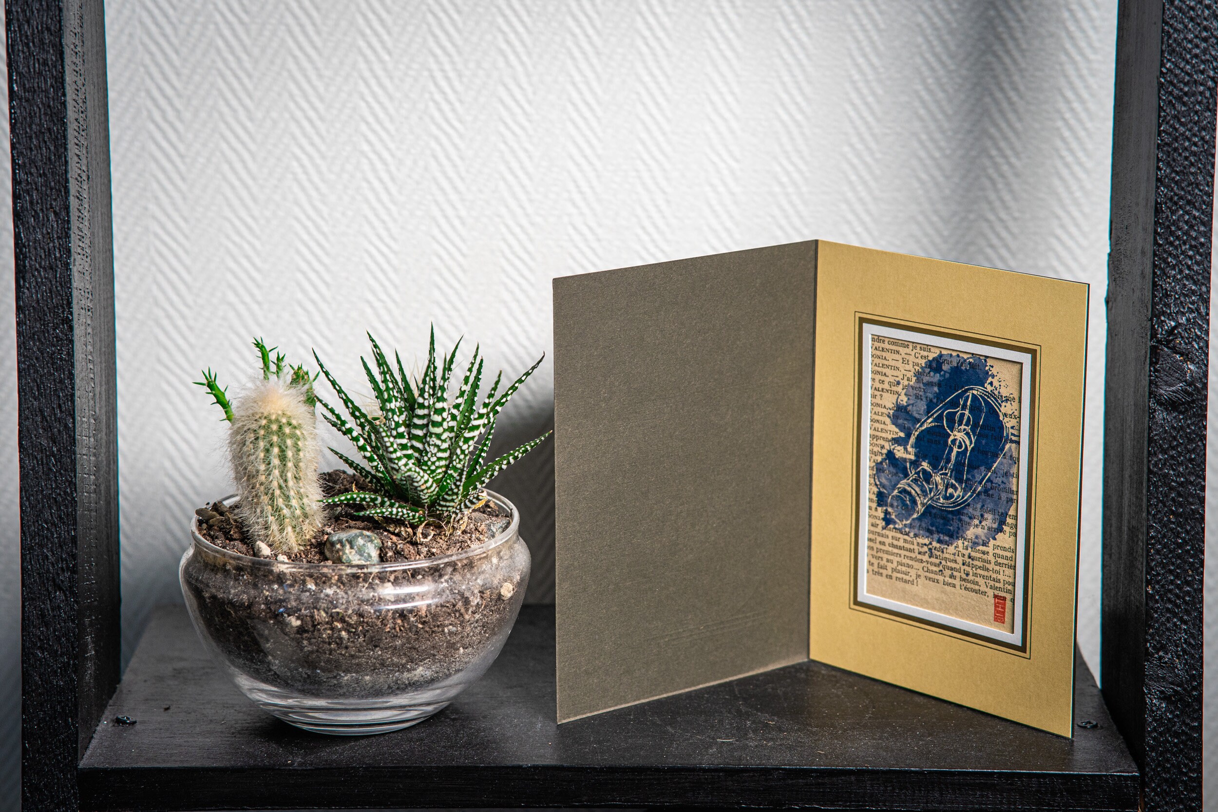 Bouteille Imprimée sur Feuille de Livre Ancien Dans Un Cadre Carton