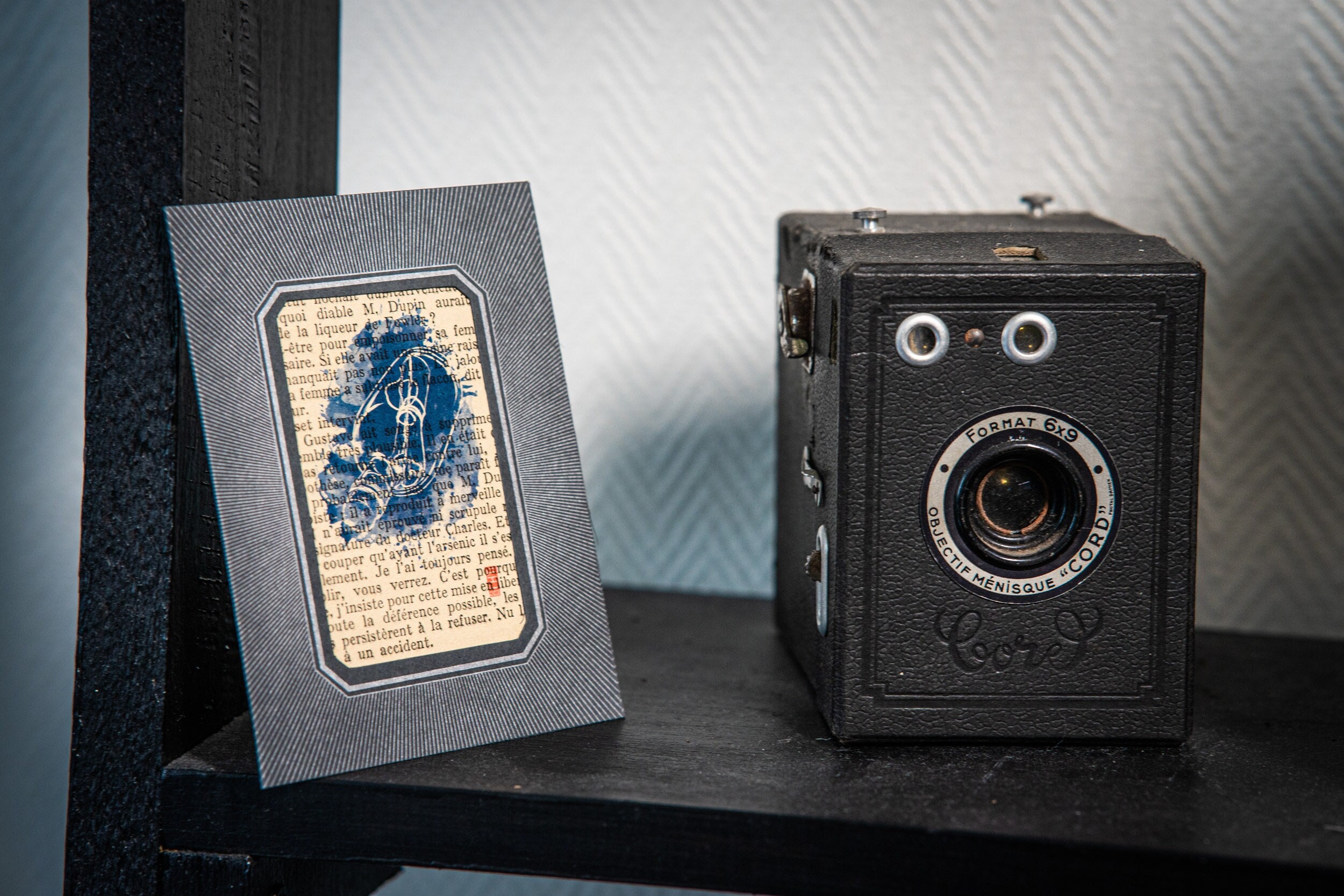 Bouteille Imprimée sur Feuille de Livre Ancien Dans Un Petit Carton à Poser