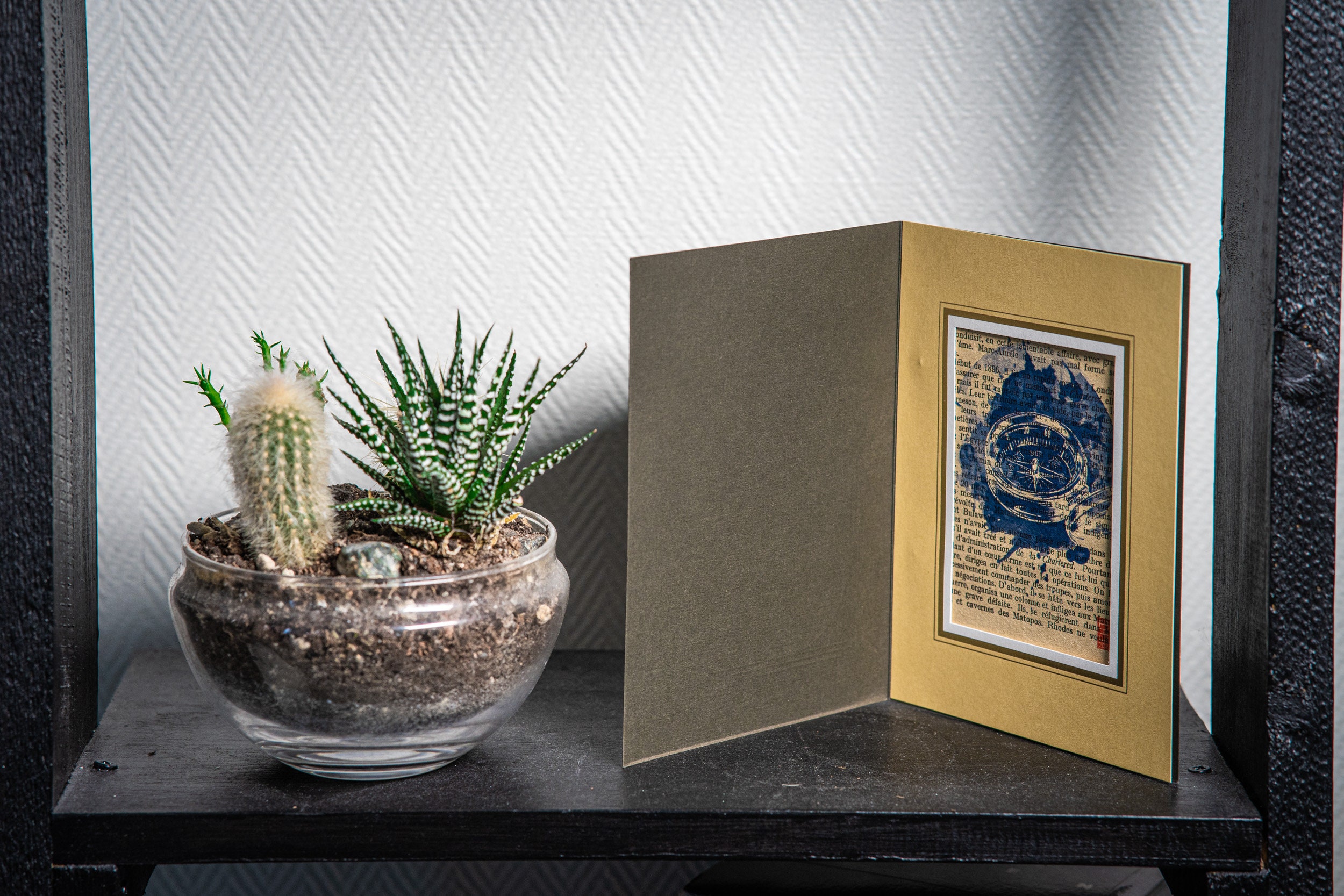 Boussole Imprimée sur Feuille de Livre Ancien Dans Un Cadre Carton