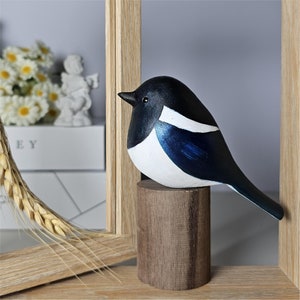 Handmade Magpie Figurine, Hand-Painted Wooden Bird, Unique Home Decor, Ideal Gift for Nature Enthusiasts and Bird Lovers