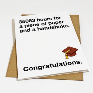 Un morceau de papier et une carte de voeux pour un nouveau diplômé universitaire - une carte pour un diplômé universitaire - une carte de félicitations amusante pour son meilleur ami