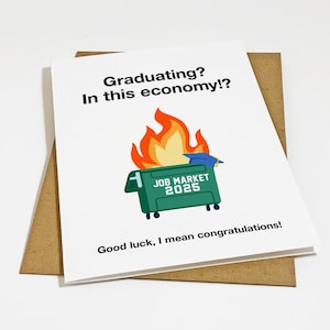 Carte de remise des diplômes amusante de la promotion 2025, obtenir son diplôme dans cette économie, carte de voeux sarcastique incendie de benne à ordures, carte de félicitations pour fille