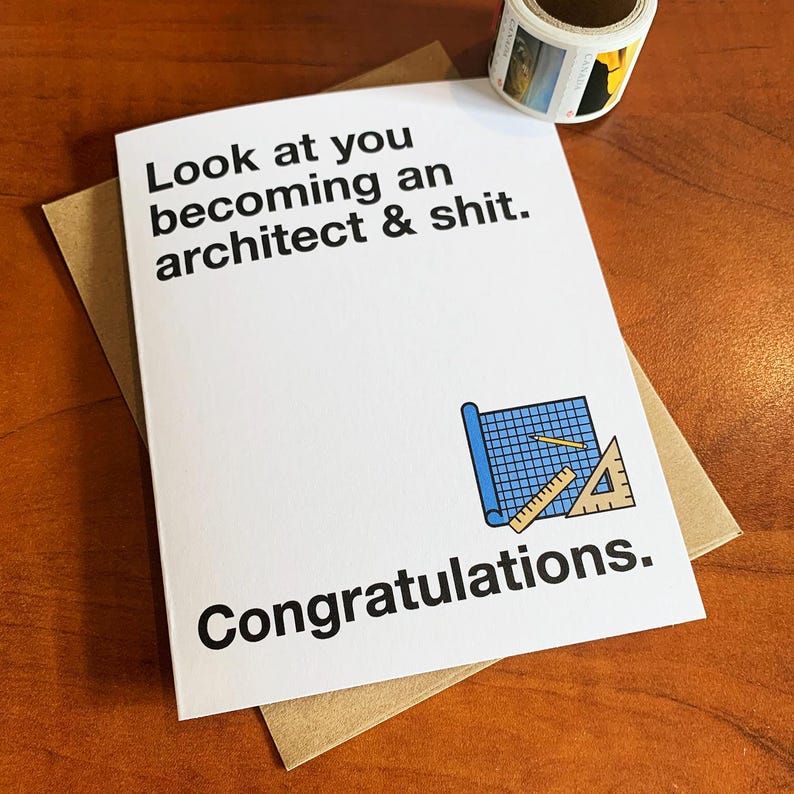 Puede incluir: Tarjeta de felicitaci&oacute;n blanca con el texto "Look at you becoming an architect & shit. Congratulations." con un dise&ntilde;o de plano azul, una regla y un tri&aacute;ngulo. La tarjeta est&aacute; sobre un sobre marr&oacute;n.