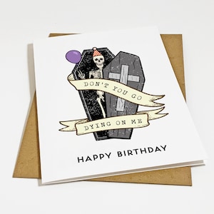 Carte d'anniversaire drôle d'Halloween, carte de voeux drôle cercueil et squelette, don't you go Dying on Me - humour noir d'anniversaire