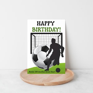 Fußball-Geburtstagskarte - druckbare Grußkarte mit Spieler-Silhouette & realistischem Fußball | Sofort Download