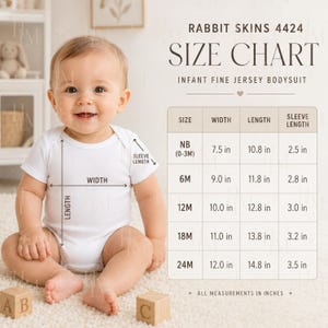 Pode incluir: Uma tabela de tamanhos para body de bebé Rabbit Skins 4424 em jersey fino, mostrando um body branco com setas para largura, comprimento e comprimento da manga. A tabela lista tamanhos de NB a 24M com medidas em polegadas.