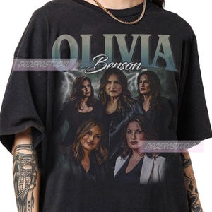 Könnte beinhalten: Schwarzes T-Shirt mit einem Vintage-Grafik von Olivia Benson. Das Design zeigt den Namen "Olivia Benson" und mehrere Bilder der Figur vor einem Hintergrund aus Blitzen.