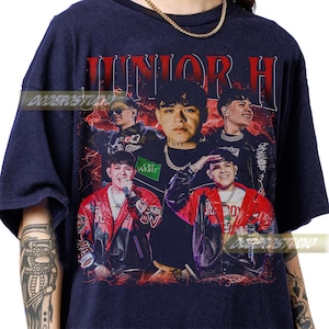 K&ouml;nnte beinhalten: Marineblaues T-Shirt mit einer Grafik von Junior H. Das Design zeigt mehrere Bilder des K&uuml;nstlers mit dem Text "JUNIOR H" in Rot. Das T-Shirt hat einen Vintage-Stil. Das Design enth&auml;lt rote und wei&szlig;e Akzente.