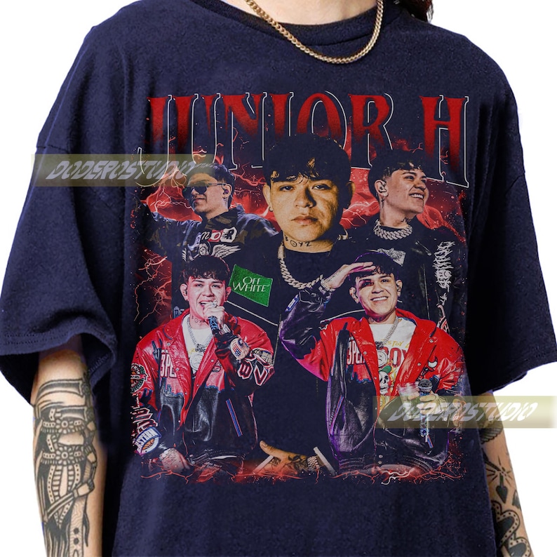 K&ouml;nnte beinhalten: Marineblaues T-Shirt mit einer Grafik von Junior H. Das Design zeigt mehrere Bilder des K&uuml;nstlers mit dem Text "JUNIOR H" in Rot. Das T-Shirt hat einen Vintage-Stil. Das Design enth&auml;lt rote und wei&szlig;e Akzente.