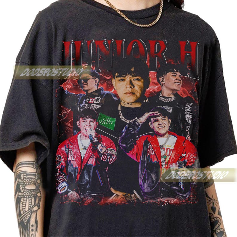 K&ouml;nnte beinhalten: Schwarzes T-Shirt mit einem Grafikdruck von Junior H. Das Design zeigt mehrere Bilder des K&uuml;nstlers mit dem Namen "JUNIOR H" in Rot. Das T-Shirt hat einen Vintage-Look mit einem roten Blitz-Effekt.