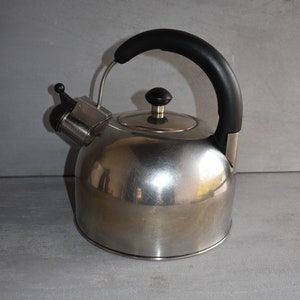 chaleira, máquina de chá, chaleira, chaleira de metal, chaleira de aço inoxidável, chaleira de água, bule de metal, um bule no qual o chá pode ser feito