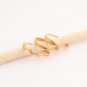 14K vergulde stapelbare ringenset | Sierlijke minimalistische dunne spinringen | Tarnish getextureerde ringenset kerstcadeau | Cadeau voor haar