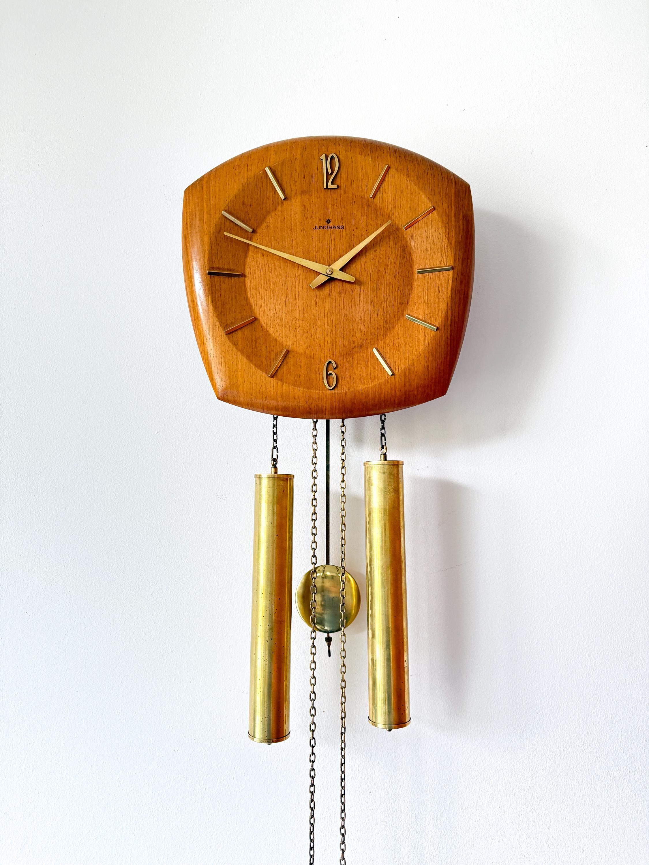 Horloge En Bois Vintage Avec Baromètre Et Thermomètre De Style Marin Ancien Sur Fond Blanc Decoration Murale Pour L Interieur Image456883969