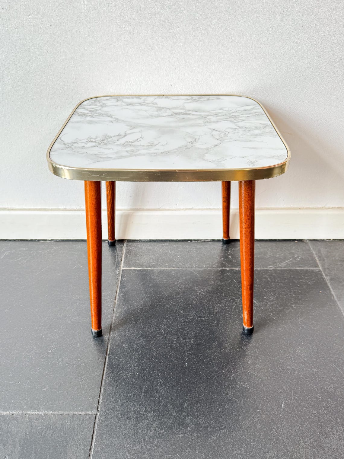 Vintage plant table made of wood / formica - Mid Century - side table - Marble look, foto 2 di 5