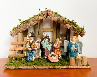 Nostálgico belén de madera con corteza y musgo - figuras de porcelana; niño Jesús en cuna, María, José, Ángel, 3 reyes magos - Navidad