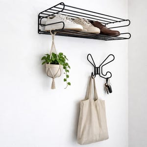 Op de afbeelding: Een set van drie keramische mokken met een gespikkelde, matte afwerking. De mokken zijn in tinten crème, lichtgrijs en donkergrijs. Elke mok heeft een eenvoudig, minimalistisch ontwerp en een afgeronde handgreep.