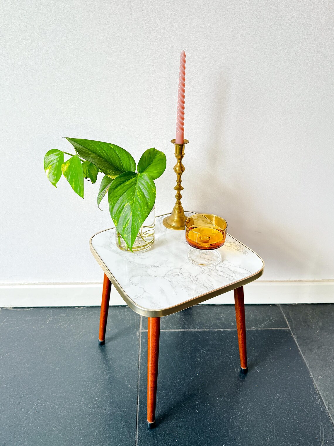 Vintage plant table made of wood / formica - Mid Century - side table - Marble look, foto 1 di 5