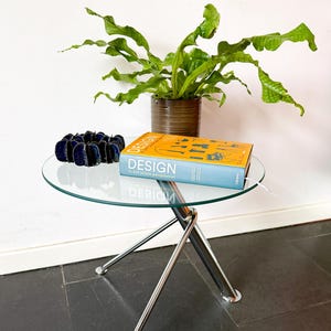Vintage runt sidobord i glas med skulptural krombas | Modern minimalistisk, 1990-talet