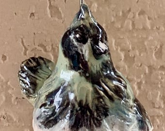 Keramiska vindspel. Handskulpterade och glaserade blåskrikfåglar. 43 x 5 cm.