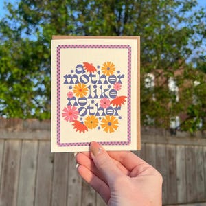 Une mère pas comme les autres cartes de vœux | carte pour la fête des mères | de voeux | Coloré | Typographie | Fleurs