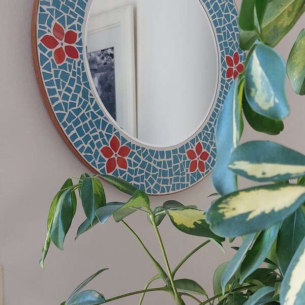 Miroir en mosaïque florale bleue avec six fleurs orange