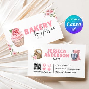 Op de afbeelding: Witte visitekaartjes met roze tekst en aquarel illustraties. Eén kaart leest "BAKERY by Jessica" met een cupcake en bloemaccenten. De andere kaart heeft contactgegevens en een mixer illustratie.