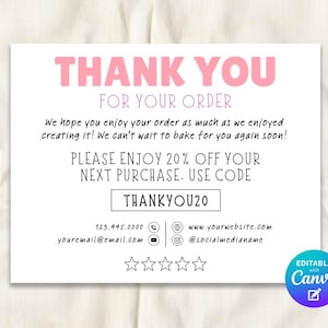 K&ouml;nnte beinhalten: Eine wei&szlig;e Karte mit rosa Text, der "THANK YOU FOR YOUR ORDER" lautet. Darunter enth&auml;lt die Karte eine Nachricht und einen Rabattcode "THANKYOU20". Zus&auml;tzliche Kontaktinformationen und Social-Media-Handles sind ebenfalls vorhanden.