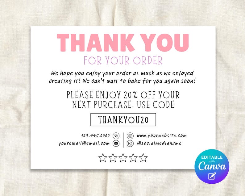 K&ouml;nnte beinhalten: Eine wei&szlig;e Karte mit rosa Text, der "THANK YOU FOR YOUR ORDER" lautet. Darunter enth&auml;lt die Karte eine Nachricht und einen Rabattcode "THANKYOU20". Zus&auml;tzliche Kontaktinformationen und Social-Media-Handles sind ebenfalls vorhanden.