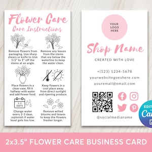 Puede incluir: Tarjeta de visita rosa y blanca con instrucciones para el cuidado de las flores e información de contacto de la tienda. La tarjeta incluye un marcador de posición para el logotipo, el nombre de la tienda e iconos de redes sociales. La tarjeta mide 5,08 x 8,89 cm.