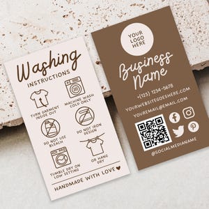 Peut inclure: Deux cartes de visite marron et blanc. L'une affiche des instructions de lavage avec des icônes et du texte. L'autre présente un espace réservé au logo, le nom de l'entreprise, les coordonnées et les icônes des réseaux sociaux. Les cartes sont conçues avec une police manuscrite.