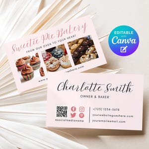 Puede incluir: Dos tarjetas de visita de color rosa claro. La tarjeta superior dice "Sweetie Pie Bakery" con imágenes de productos horneados. La tarjeta inferior tiene el nombre "Charlotte Smith, Owner & Baker" e información de contacto. Un logotipo de Canva es visible.