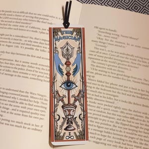 Marcador de Carta de Tarô, Marcador de Livro de Fantasia Ilustrado, Carta de Tarô do Mágico, Impressão Dupla Face em Metal, Cordão de Camurça