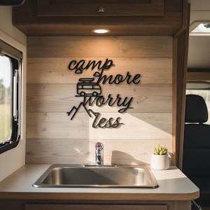 Camper Wanddeko „Camp more worry less“ | 3D Druck Wohnmobil Deko | Vanlife Camping Schild | Wohnwagen Reisemobil Deko | Geschenk