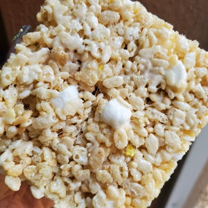 Delicias de arroz crujientes pegajosas con mantequilla dorada para recuerdos de fiestas, refrigerios navideños nocturnos de cumpleaños