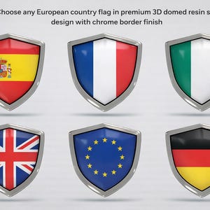 Può includere: Una collezione di sei emblemi a forma di scudo con varie bandiere di paesi europei in un design in resina bombata 3D con bordo cromato. Il testo sopra recita: Choose any European country flag in premium 3D domed resin shield design with chrome border finish.