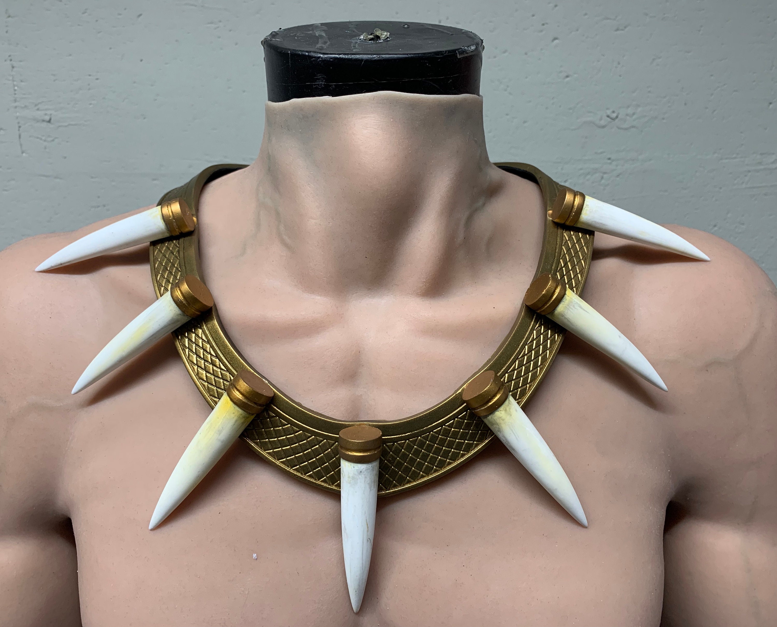 helicóptero Araña oro Collar Killmonger de la película Black Panther - Etsy España