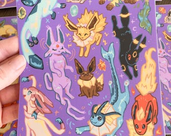 Op de afbeelding: Een paarse achtergrond met verschillende Pokémon-personages, waaronder Eevee-evoluties, getekend in een cartoon-stijl. De personages staan in verschillende poses, waaronder staand, zittend en vliegend. De achtergrond is versierd met sterren en kristallen.