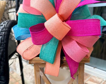 Lazo de arpillera multicolor: decoración de puerta para primavera y verano, acento rústico para porche.