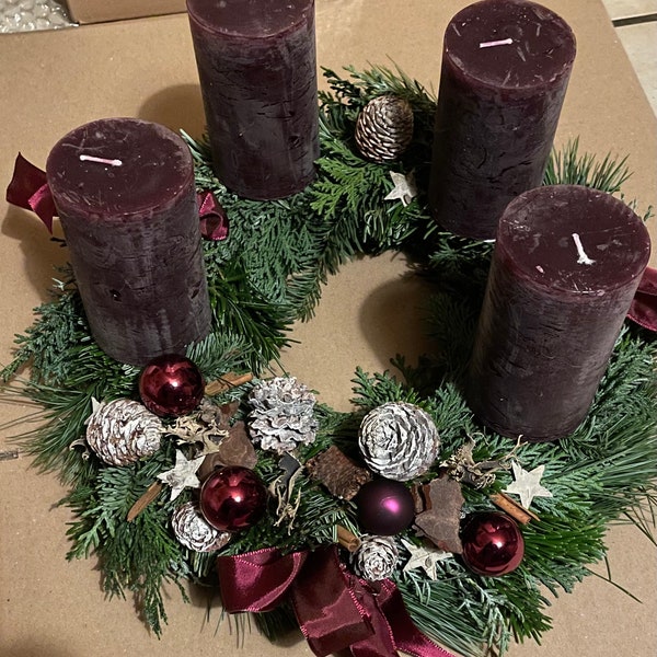 Adventskranz, Tanne-Koniferenmix, frisch, dunkelrot