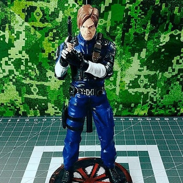 Resident Evil 4 Leon Figurine - Etsy