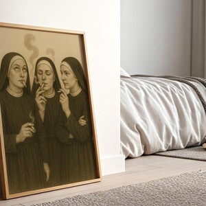 Puede incluir: Obra de arte enmarcada en tonos sepia que representa a tres monjas fumando cigarrillos. La obra est&aacute; en un marco de madera clara y se apoya contra una pared blanca. Las monjas visten h&aacute;bitos oscuros y tocas blancas.