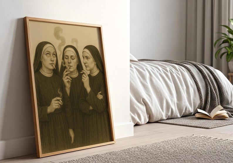 Puede incluir: Obra de arte enmarcada en tonos sepia que representa a tres monjas fumando cigarrillos. La obra est&aacute; en un marco de madera clara y se apoya contra una pared blanca. Las monjas visten h&aacute;bitos oscuros y tocas blancas.