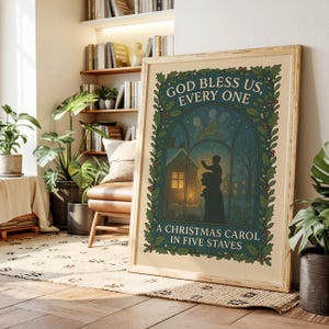 Puede incluir: Un póster enmarcado con el texto "GOD BLESS US, EVERY ONE" y "A CHRISTMAS CAROL IN FIVE STAVES". La ilustración muestra una persona llevando a un niño, con una casa y una vela, enmarcada por un borde de acebo, evocando la Navidad.